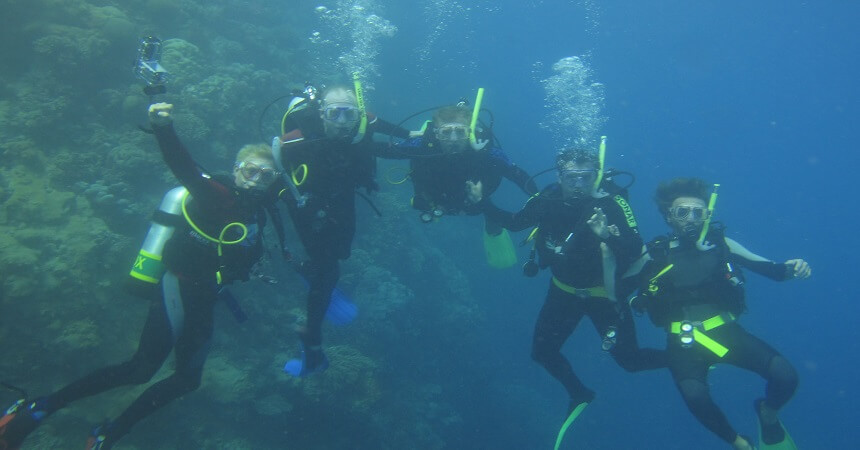 scuba diving the great barrier reef
