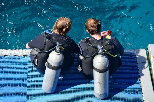 Two scube divers ready to dive